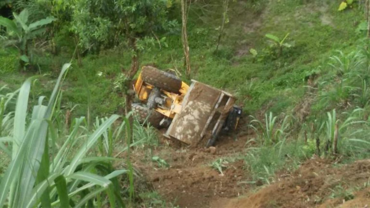 El vehículo terminó al fondo de la hondonada.
