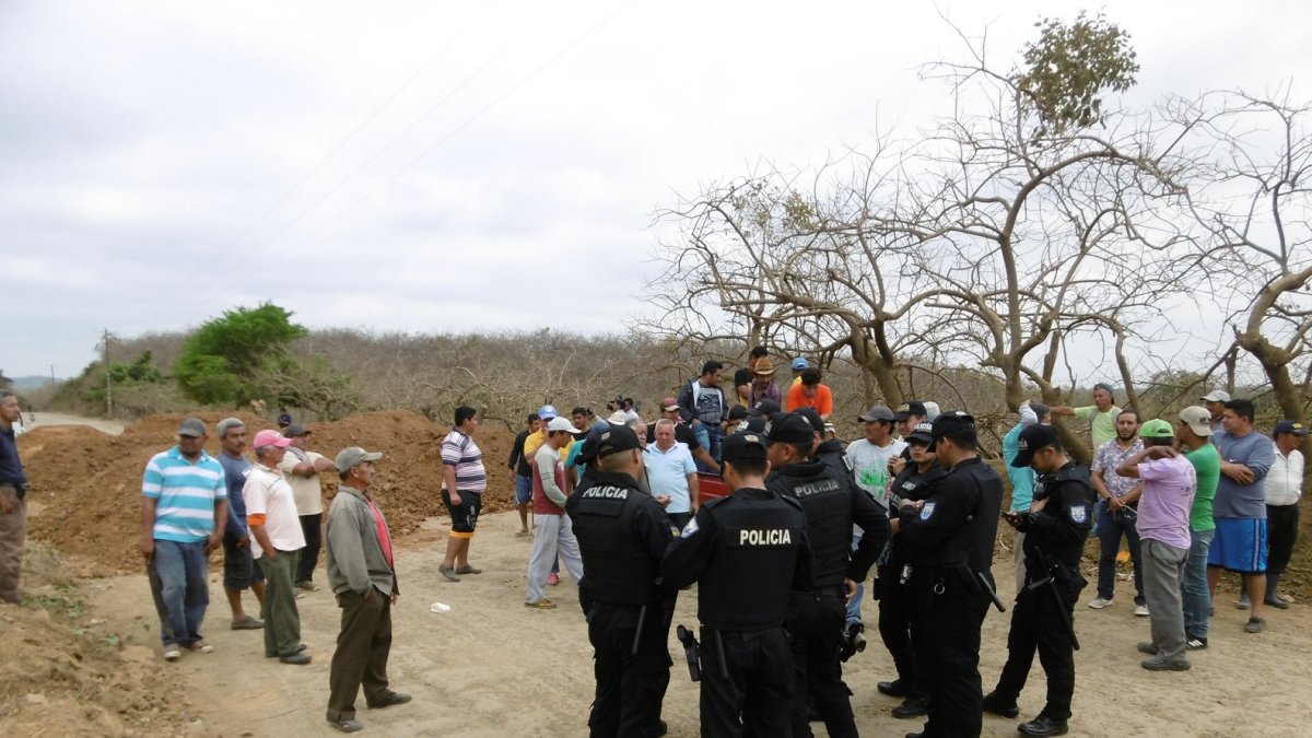 Al malestar de que les quieren quitar sus tierras, también se suma el pésimo estado de la carretera que conduce a la población de Artillería.