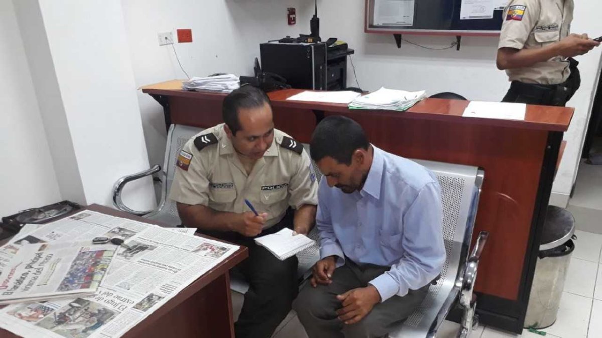 El hombre recibió los cuidados de la policía de Daule.