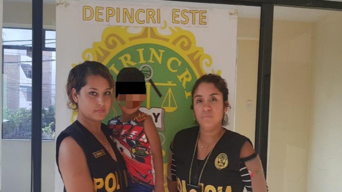 Agentes de la policía llevaron al niño rescatado a Lima.