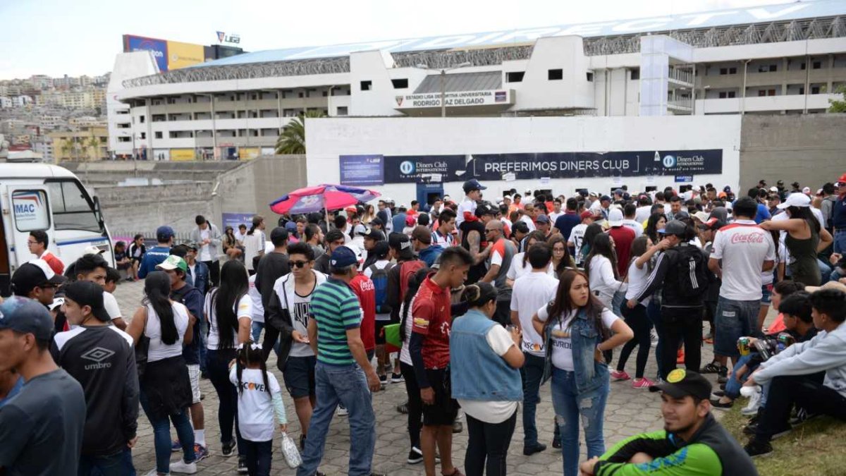 Hinchas de Aucas y Liga de Quito esperan el encuentro.