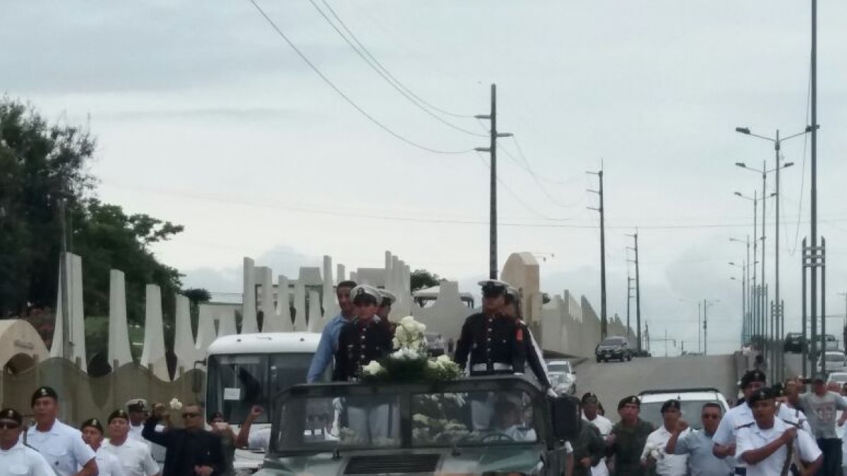 El cuerpo fue escoltado por sus compañeros.