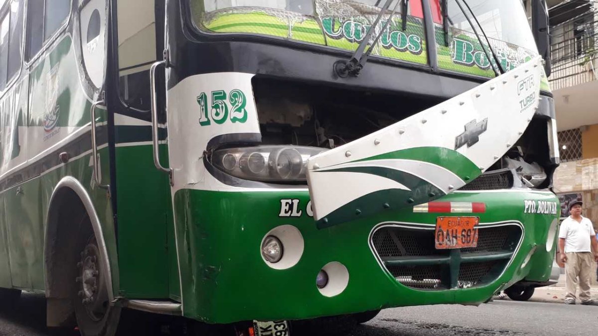 El conductor del bus se dio a la fuga.