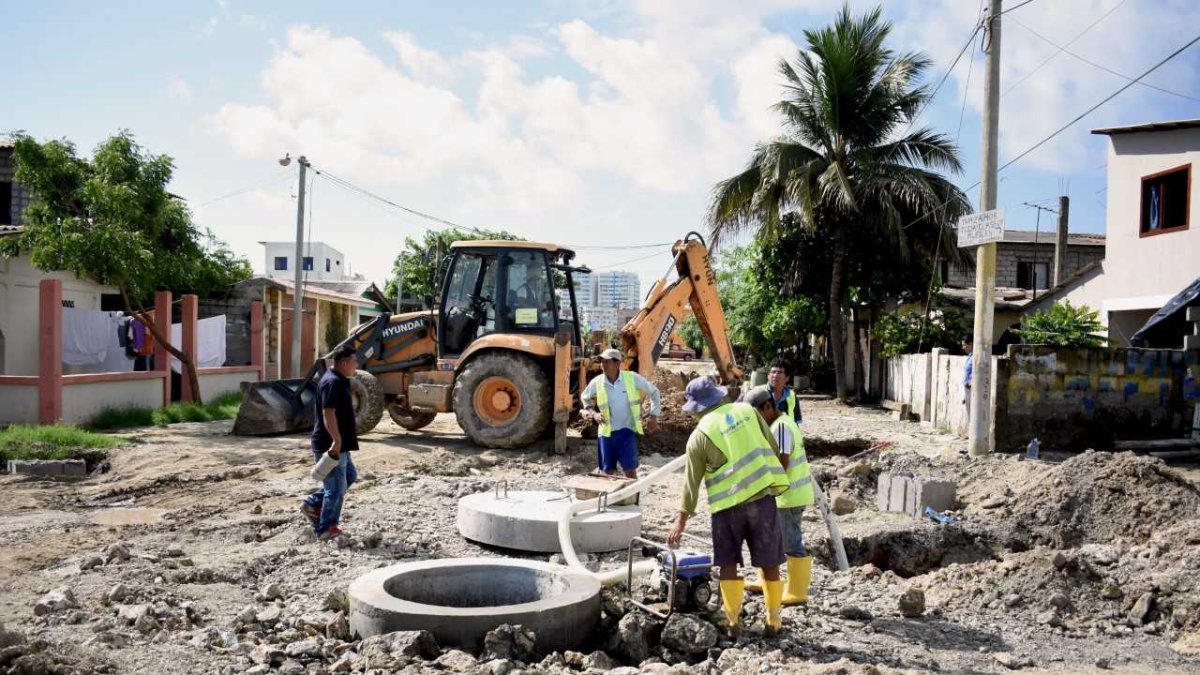 Trabajadores realizan los arreglos de las tuberías.