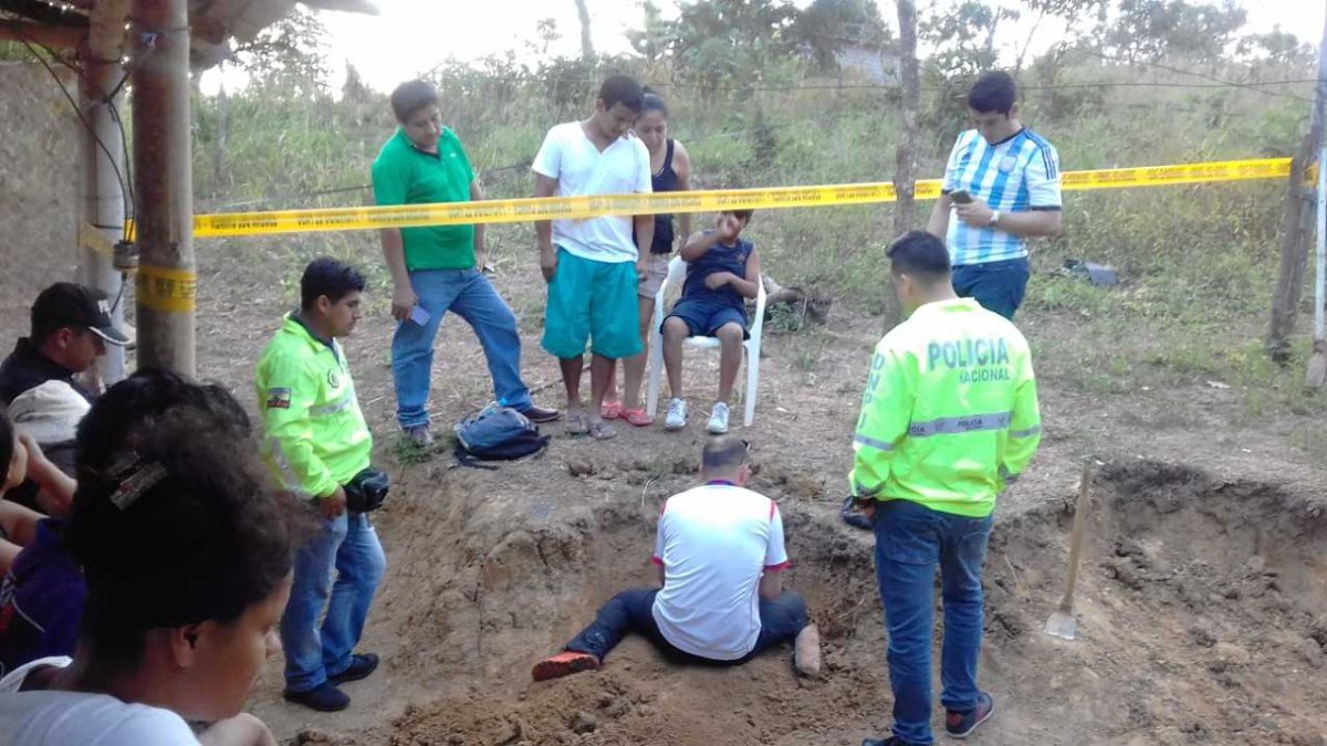 Estos fueron encontrados en la tarde de ayer por una familia que estaba haciendo una excavación a pocos metros de su vivienda de caña y madera, informó la fiscal Carolina Ruiz Briones.