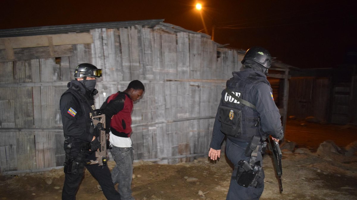 Los retenidos en la redada policial de la zona de La Sapera y Barraca, estarían acusados piratería, porte de armas de fuego, delitos contra la vida, entre otros delitos.