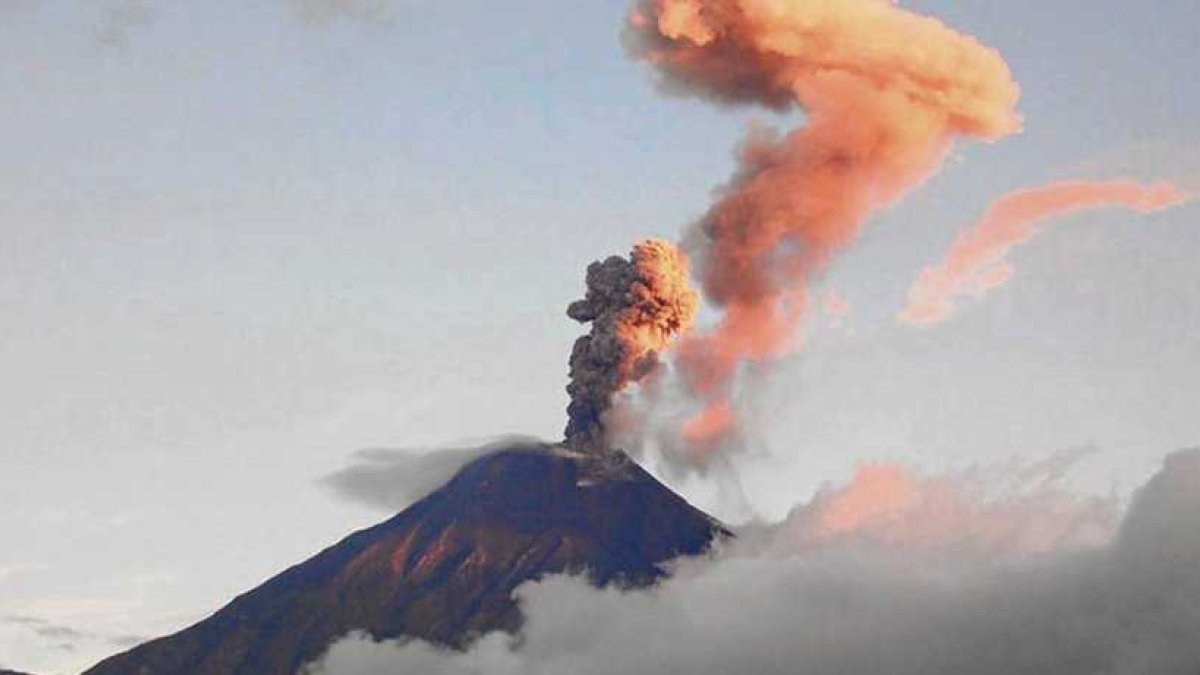 En las últimas horas, se ha identificado en esa elevación emisiones de gases menores a 200 metros de altura.