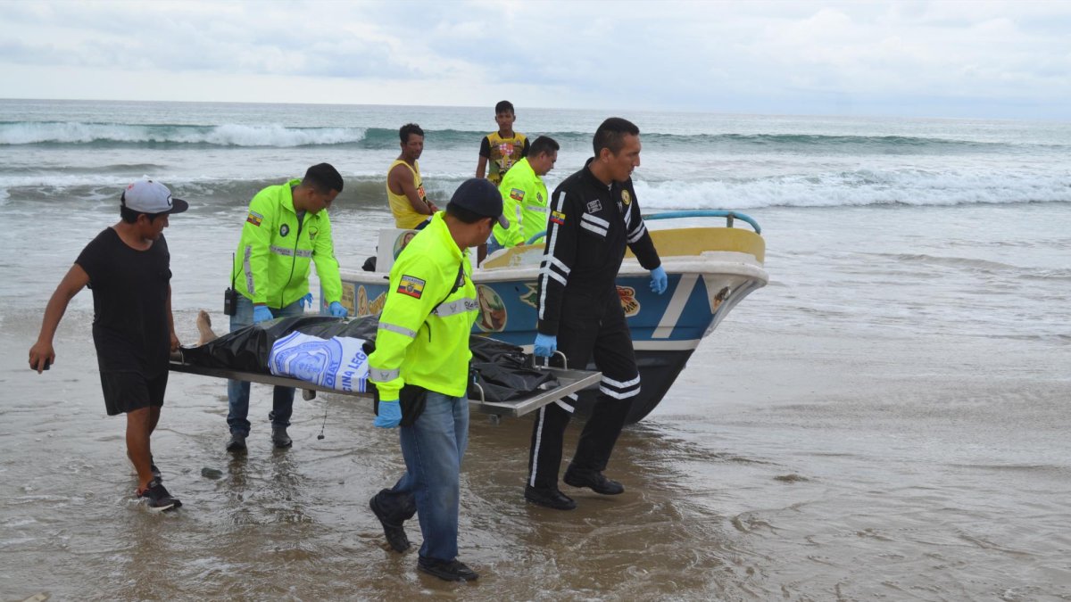 Las autoridades apoyaron la recuparación del cuerpo.