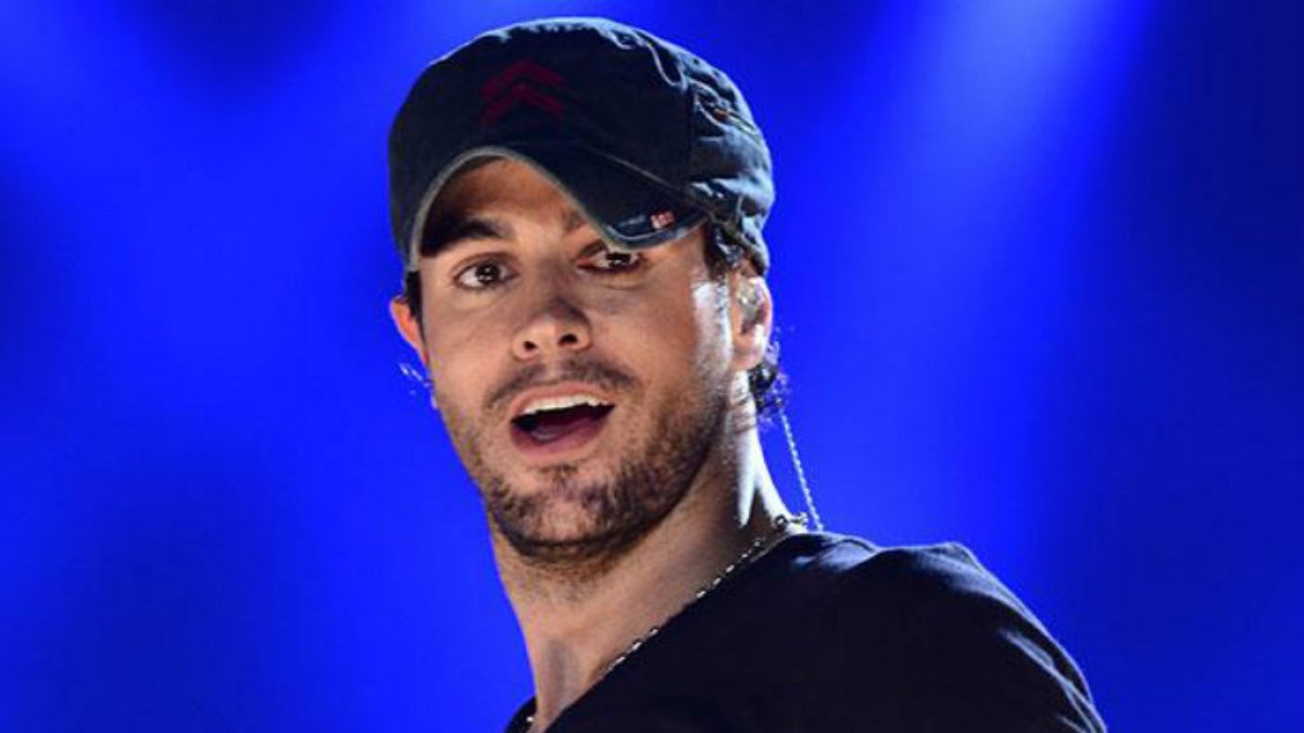 El cantante español pasa por un gran momento con Anna Kúrnikova.