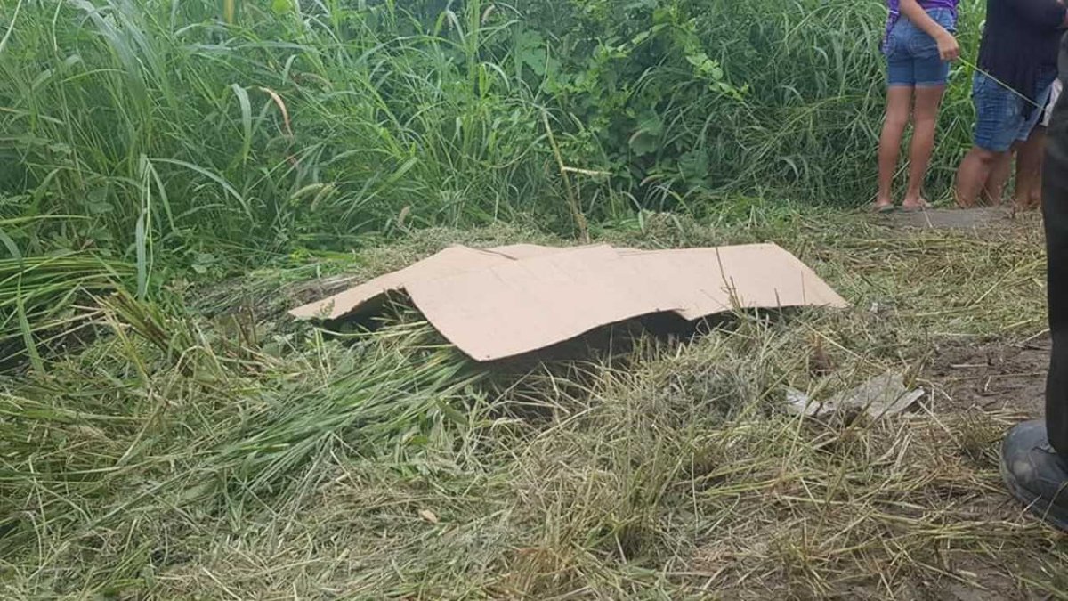 El cuepo de la bebé fue cubierto con un pedazo de cartón.