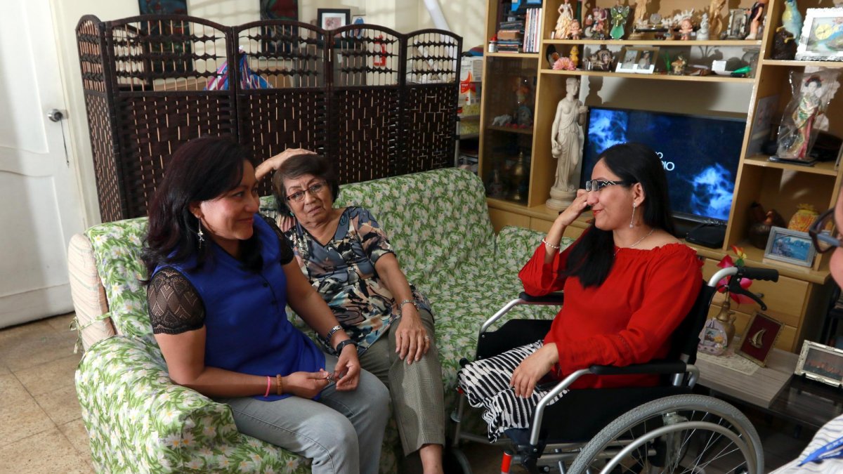Zaida Peña (i) y Zady Tigrero, hermana y madre de María Victoria, en la sala de la vivienda que alquilan en Sauces 9 desde hace dos décadas.