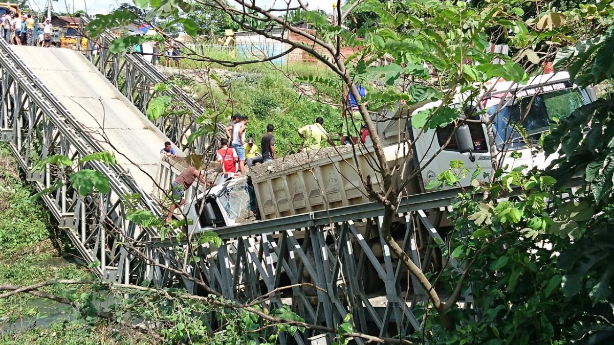 Ambas volquetas no pidieron terminar de cruzar.