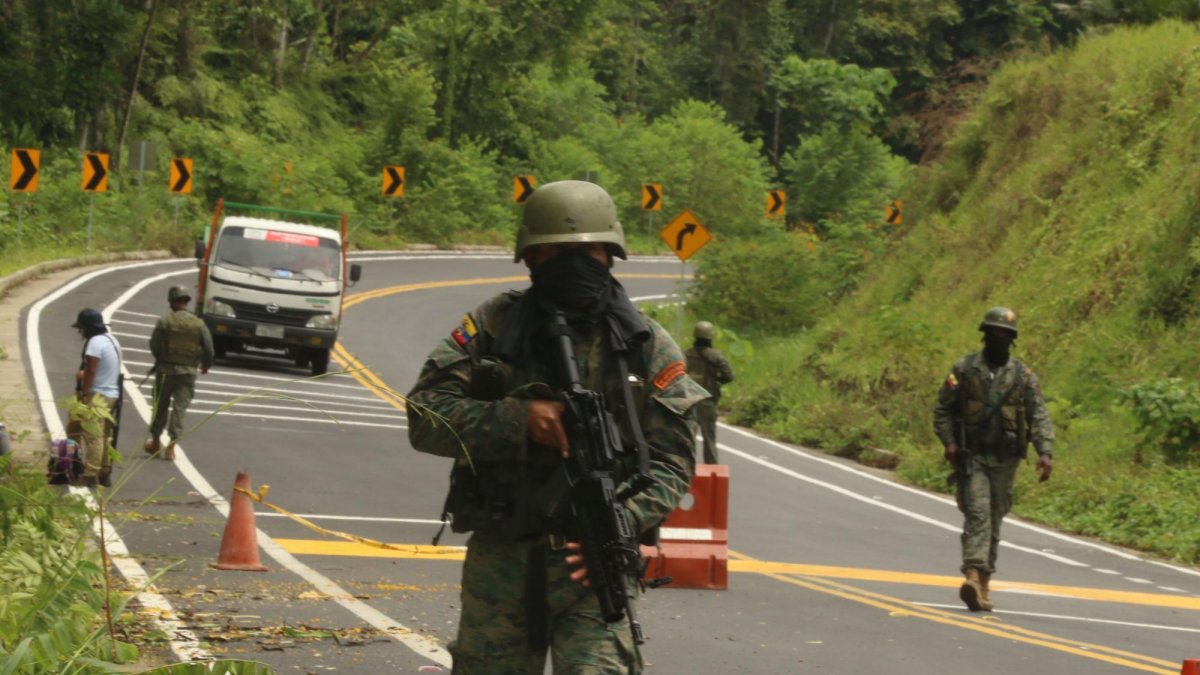 Control militar localizado dos kilómetros antes de entrar a la población de Mataje, en la provincia de Esmeraldas.