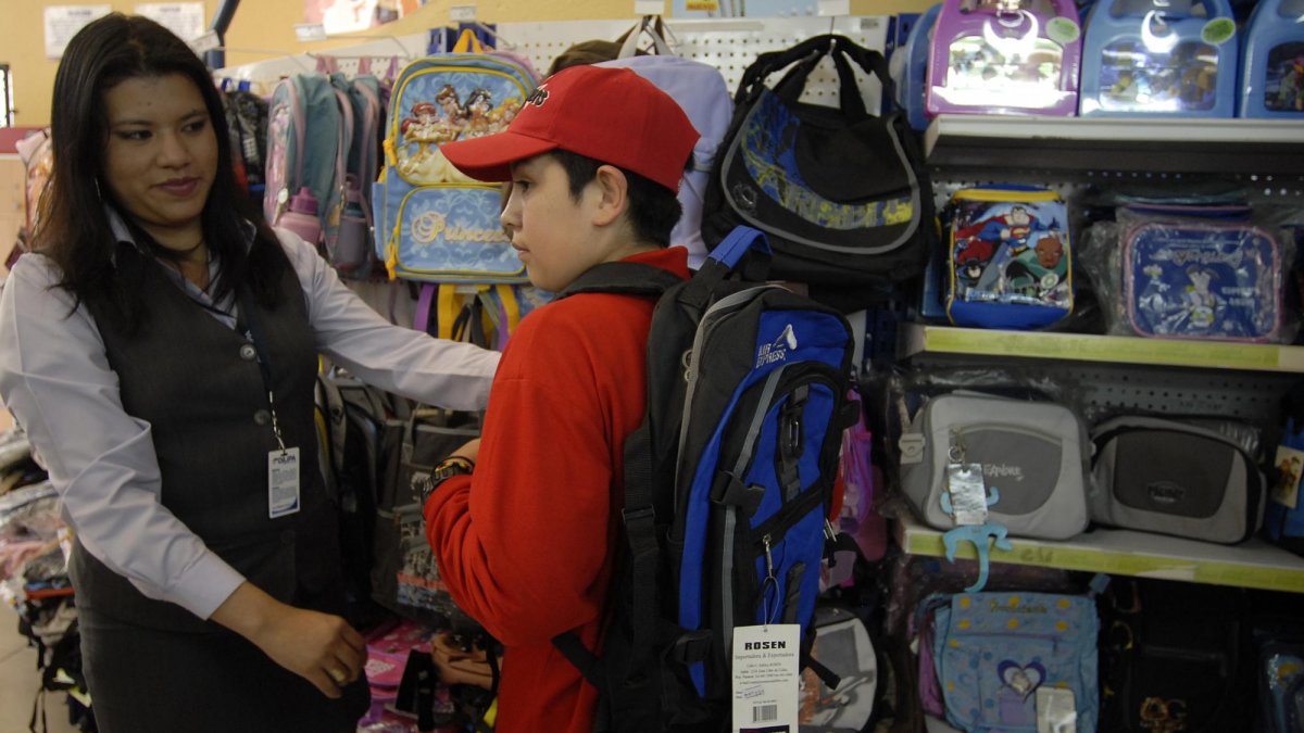 El Ministerio de Educación determinó que el peso de la mochila o cualquier otro tipo de soporte utilizado para transportar los útiles escolares, no deberá ser mayor del 10 % del peso corporal.