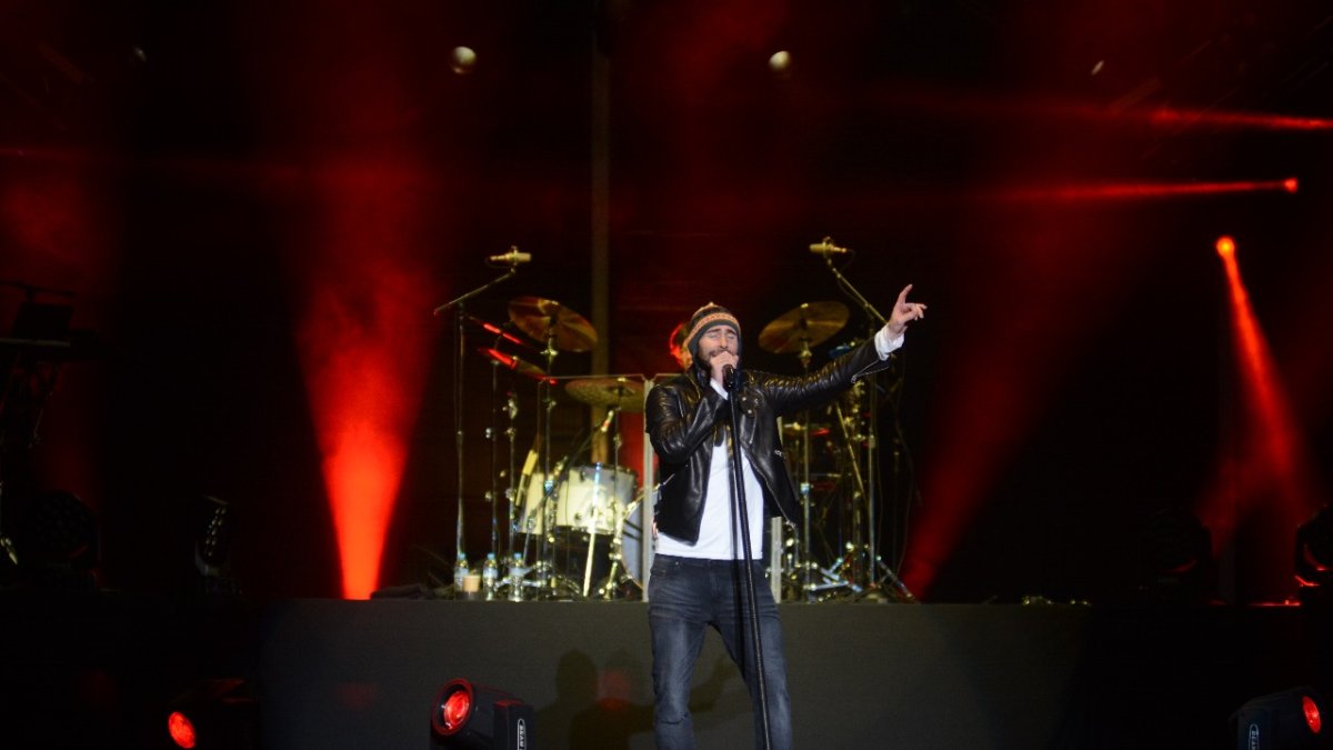 El cantante de la banda lució un gorro tejido nacional.