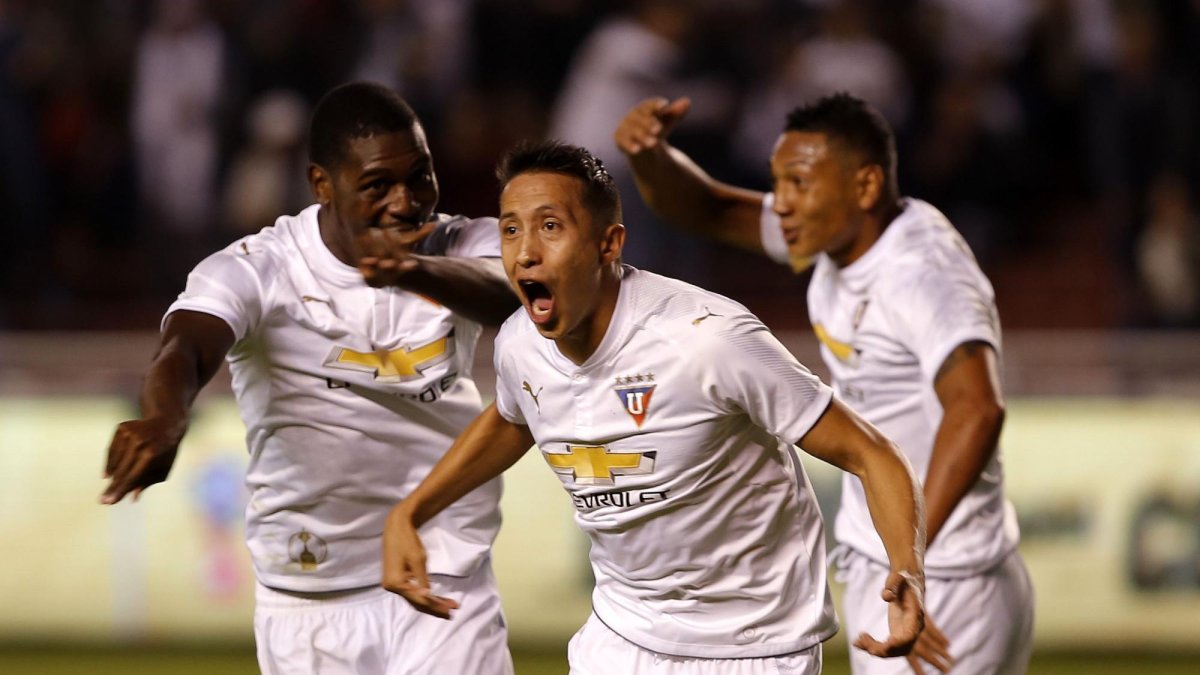 Jugadores de Liga de Quito en el partido frente a Universidad Católica.