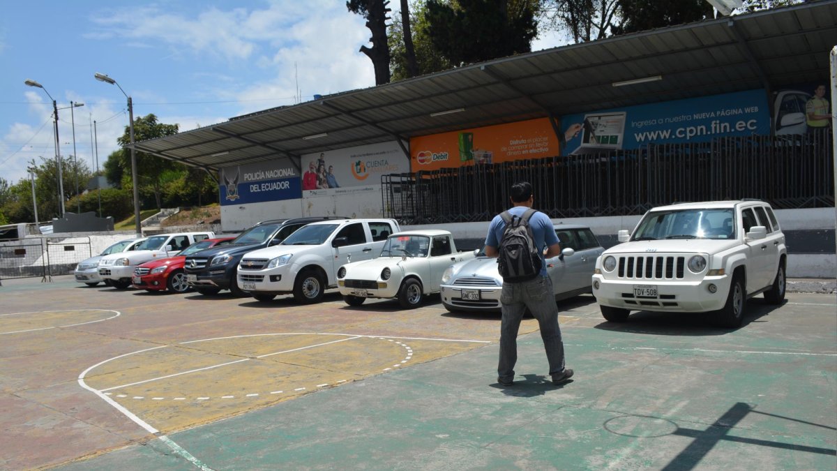 Parte de los carros incautados en los allanamientos.