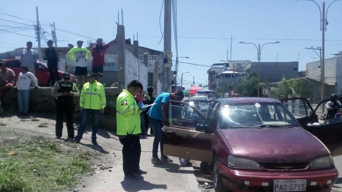 Policías investigan el robo.