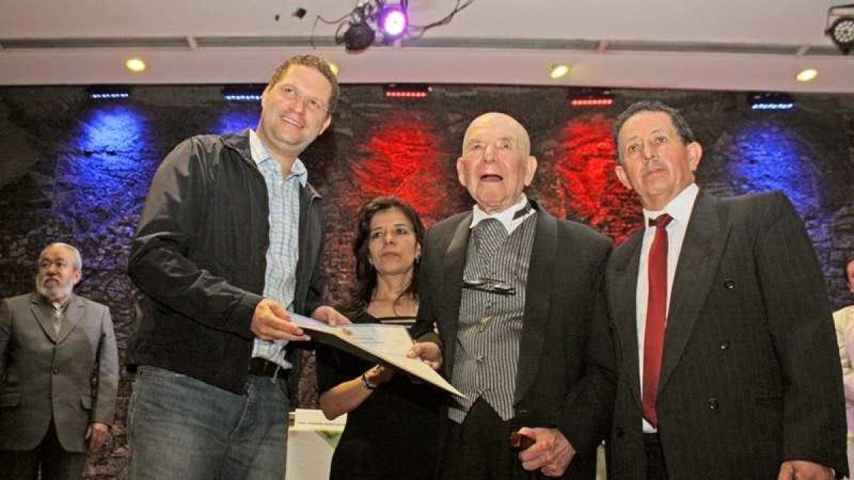 Óscar Guerra (medio) recibió en 2016 un reconocimiento por parte del Alcalde de Quito junto a familiares del artista.