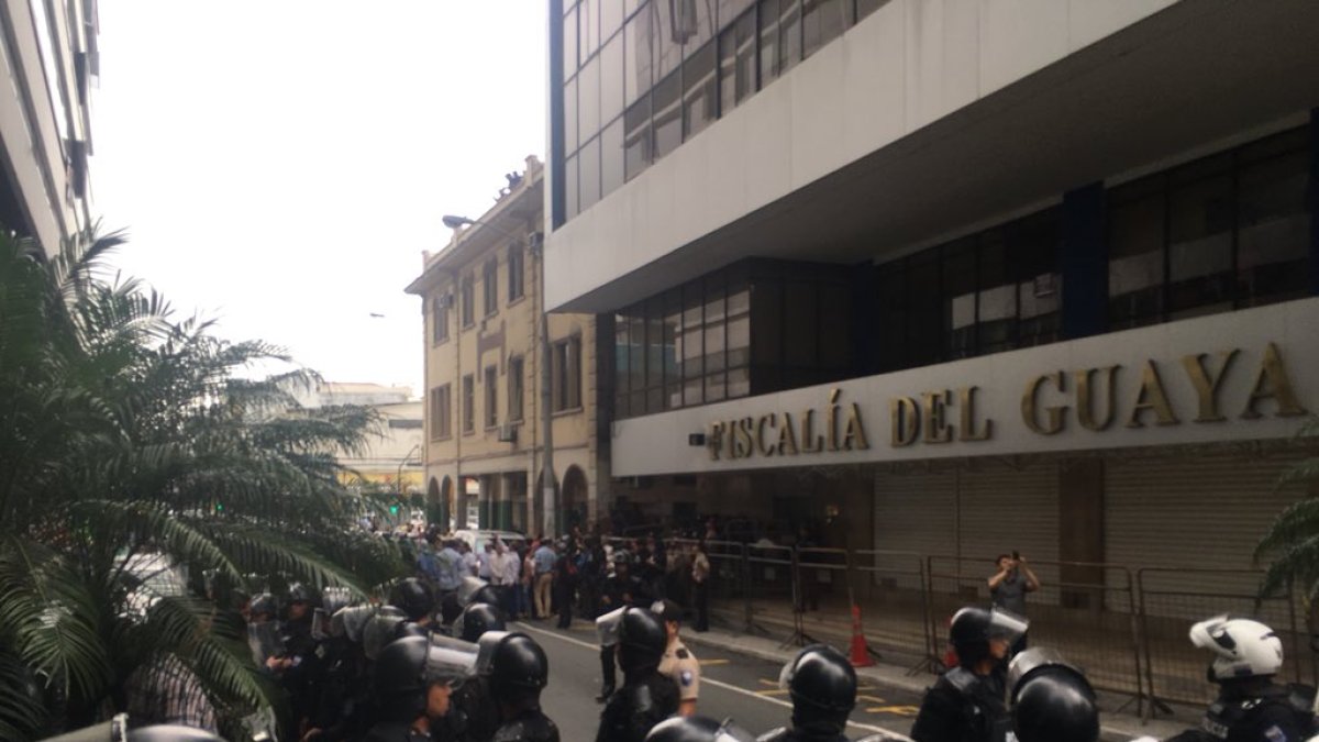 El ambiente estuvo marcado por el grito de consignas de partidarios del exmandatario y de Lenín Moreno.