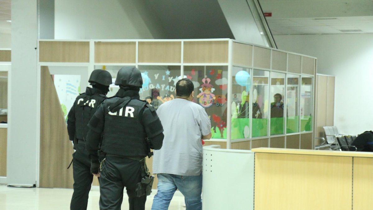 Entre los detenidos se encuentran tres doctores, uno acreditado en el ministerio.