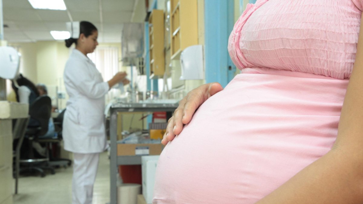 La política busca que las niñas y adolescentes desarrollaren su pleno potencial, accedan de manera universal a servicios integrales y amigables de salud que incluyan salud sexual y reproductiva.