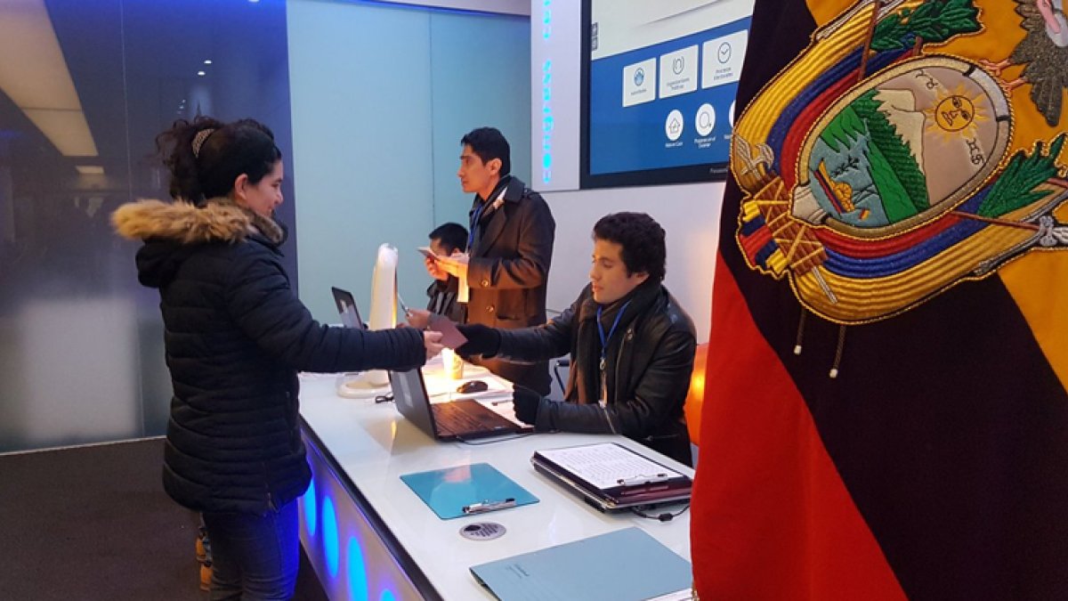 Ecuatorianos en Londres ejercen su derecho al voto.