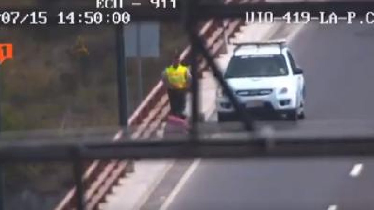 La conmovedora escena quedó registrada a la altura del puente del Chiche, en el oriente de la capital.