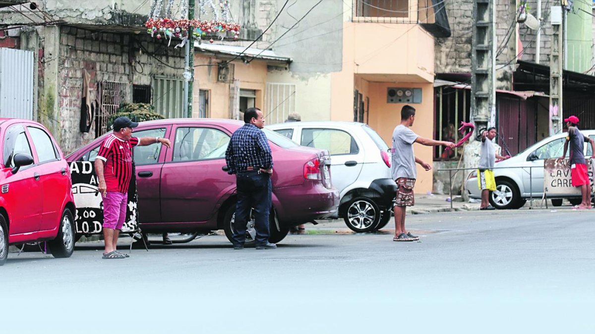 Labor. A lo largo de la avenida Hugo Cortez  se ubica más de una decena de lavadoras de carros.