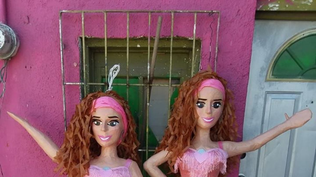 La artista se ha tomado con humor la elaboración de la piñata.