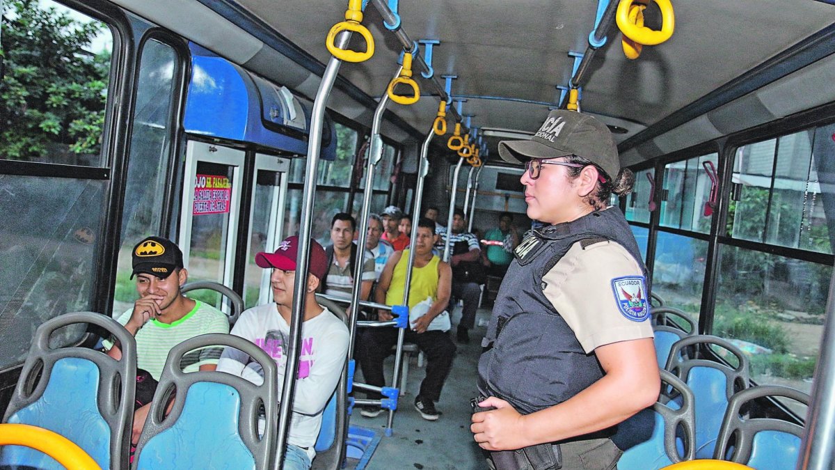 Referencial. Los buses contarán con la presencia de un policía en un tramo del recorrido.