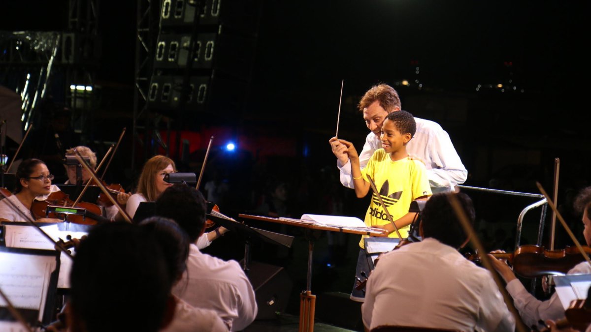 Justin Ruiz, de 10 años, fue el invitado de Dante Anzolini, para dirigir los últimos minutos a la orquesta.