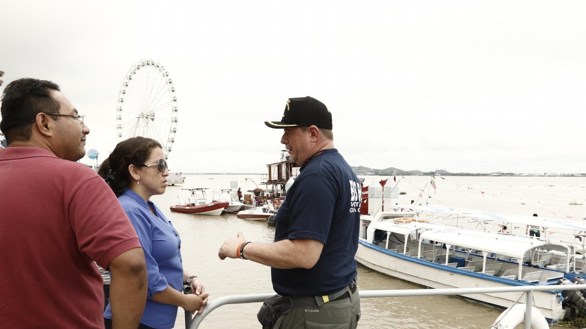La esposa de Gabriel, junto a otro familiar, se mantiene al pie del muelle en espera de noticias. Han pasado dos días del incidente.