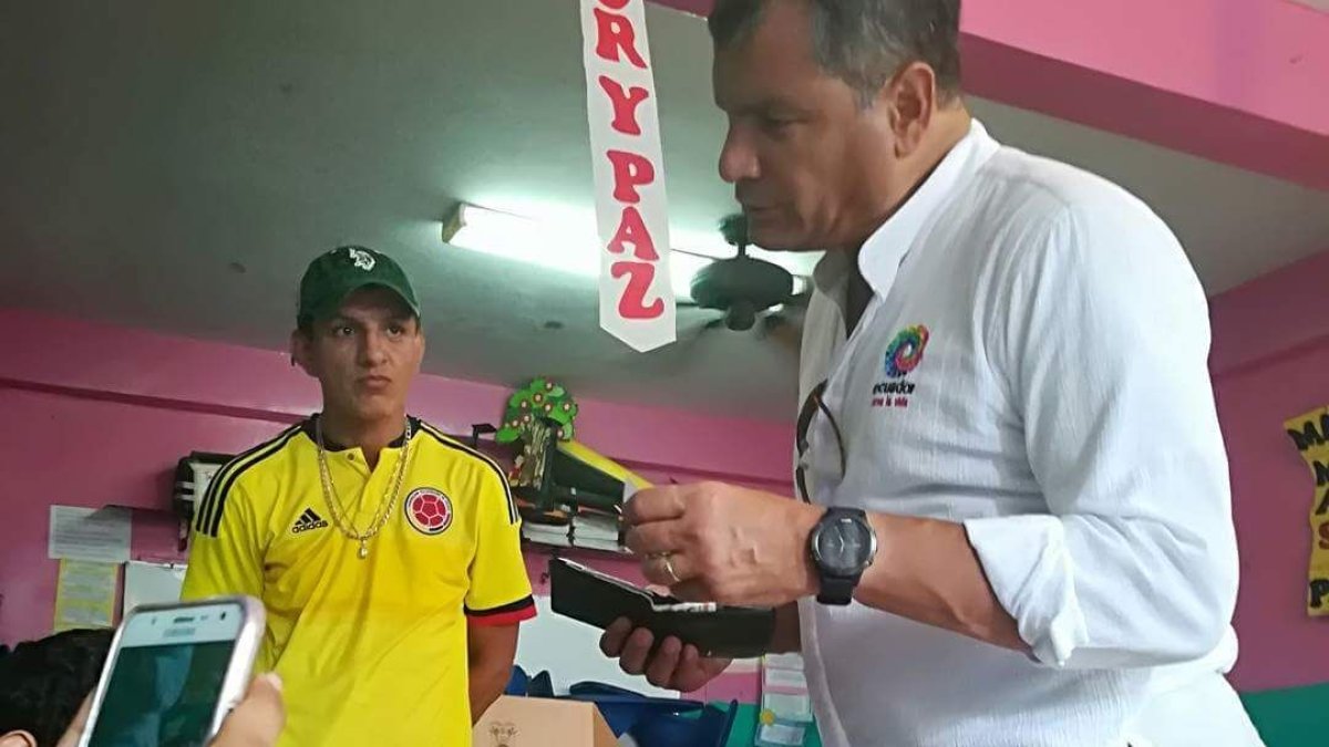 Rafael Correa se presentó ante una junta electoral.