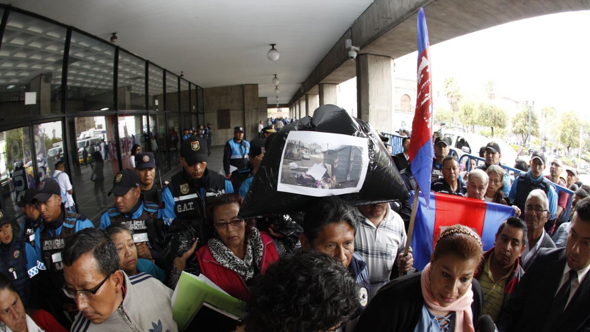 Con fundas de basura, los miembros de la federación exigieron que Emaseo se declare en emergencia.