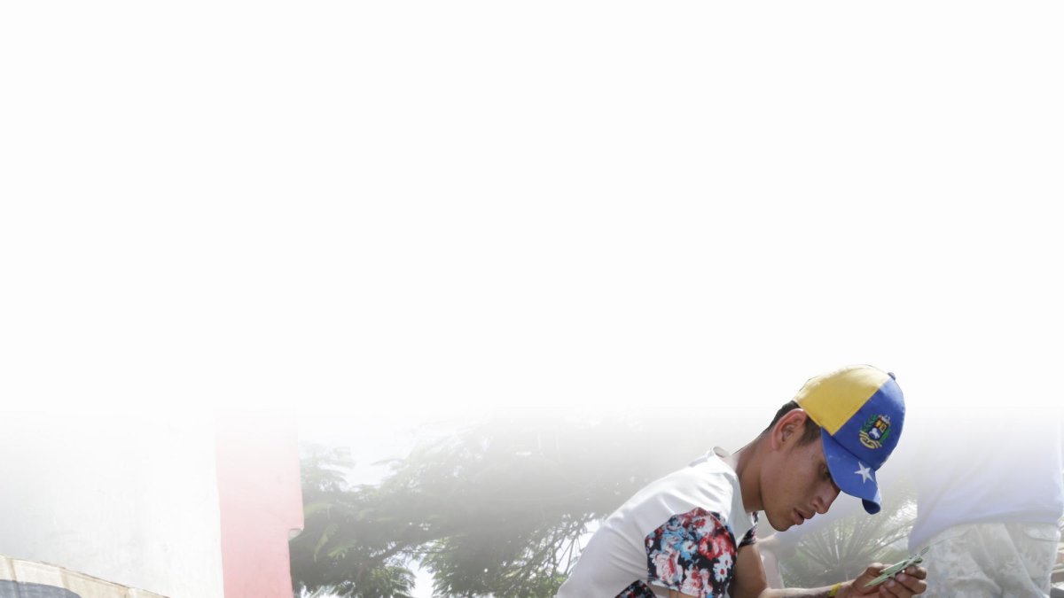 Origami con bolívares, la nueva forma de ganar  algo de dinero de otro de los exiliados de la crisis.