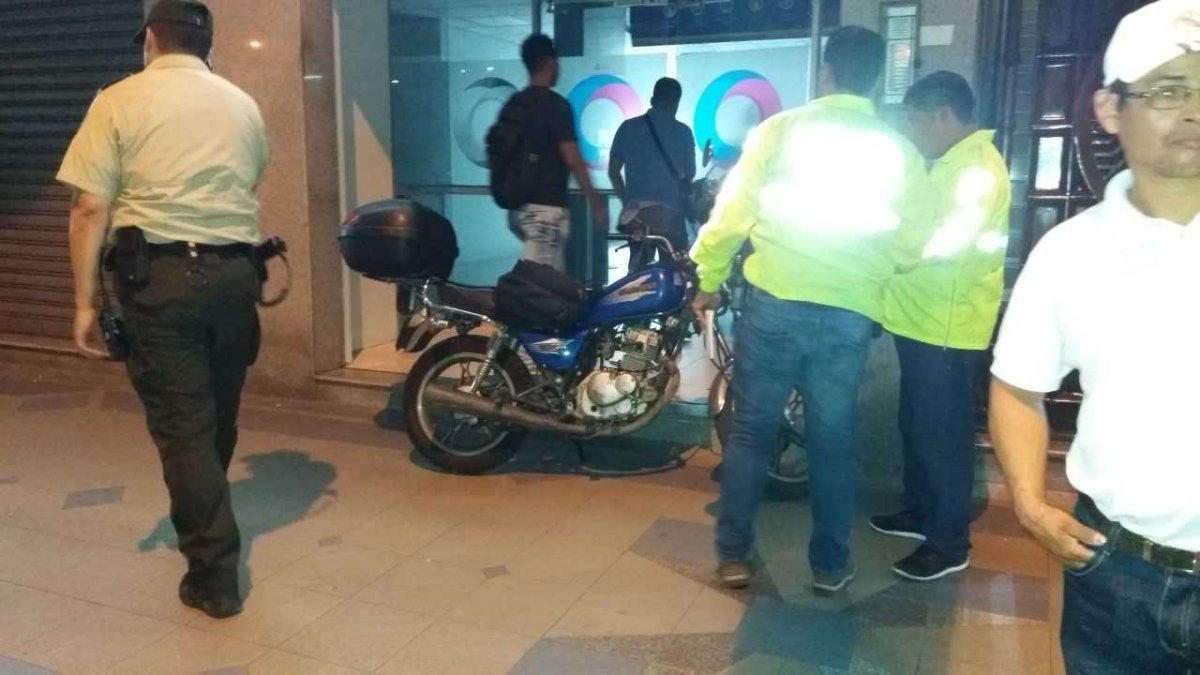 La Policía Nacional acudió a la agencia bancaria para recabar información del suceso.
