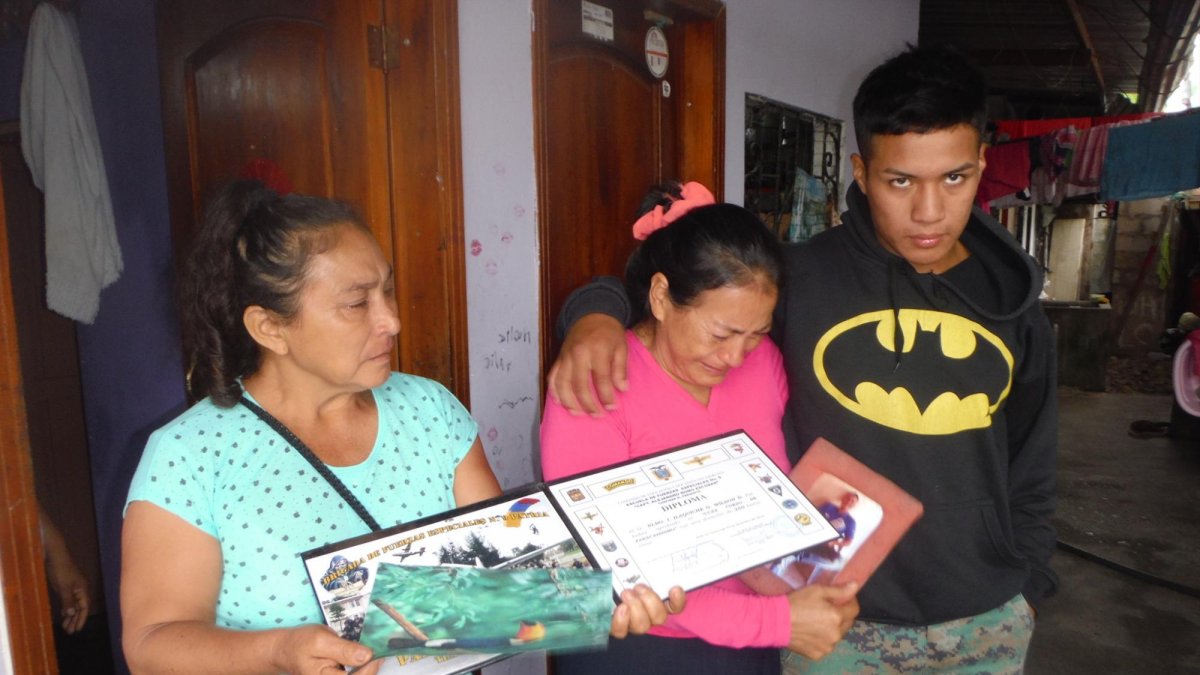 Con las cosas de su hijo Wilson, Gloria Gavilánez se sume en los recuerdos.