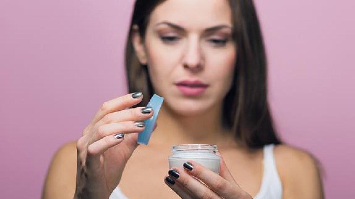 Las cremas aclaradoras para la piel son, de lejos, la práctica más común. Actúan inhibiendo la producción de melanina, el pigmento que se sintetiza por la exposición al sol