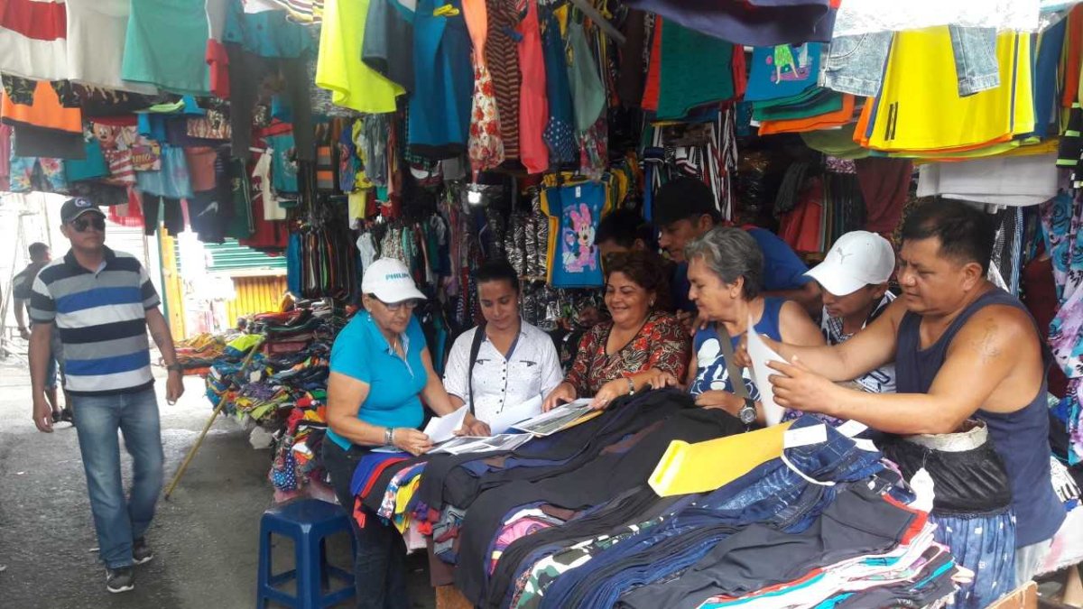 Al menos 250 comerciantes se resisten a salir de la bahía. El municipio les ha dado plazo hasta el 31 de enero para que se retiren.
