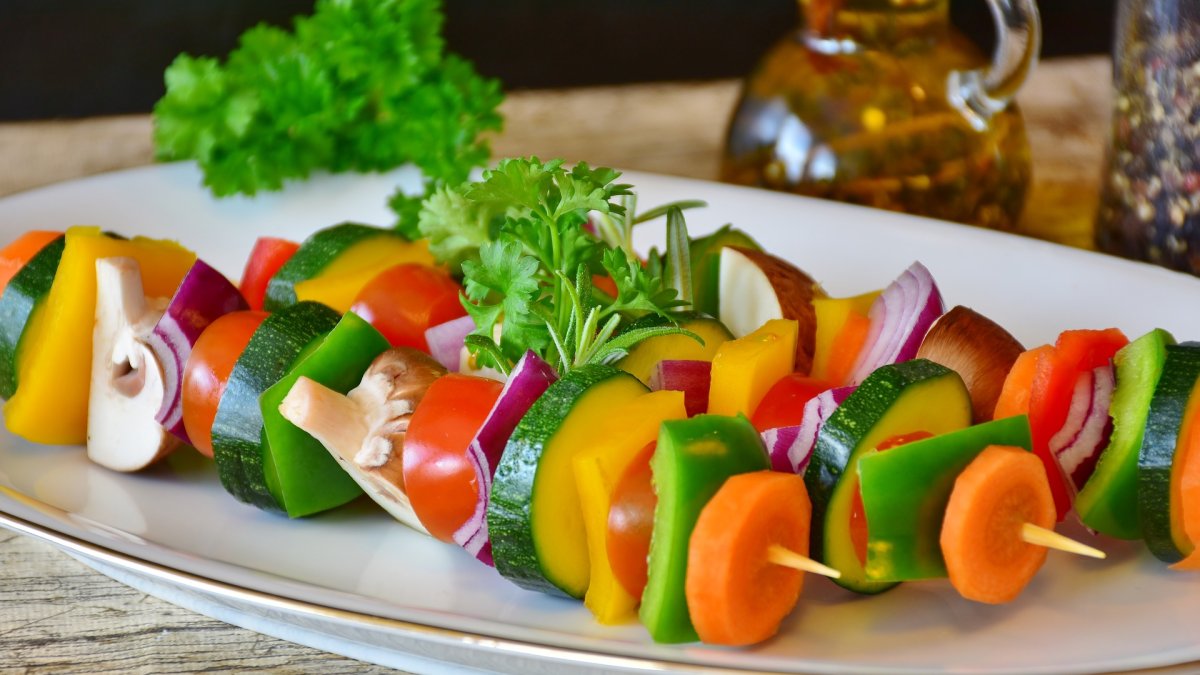 Cuando la creatividad lo demande, también se pueden hacer pinchos de vegetales.