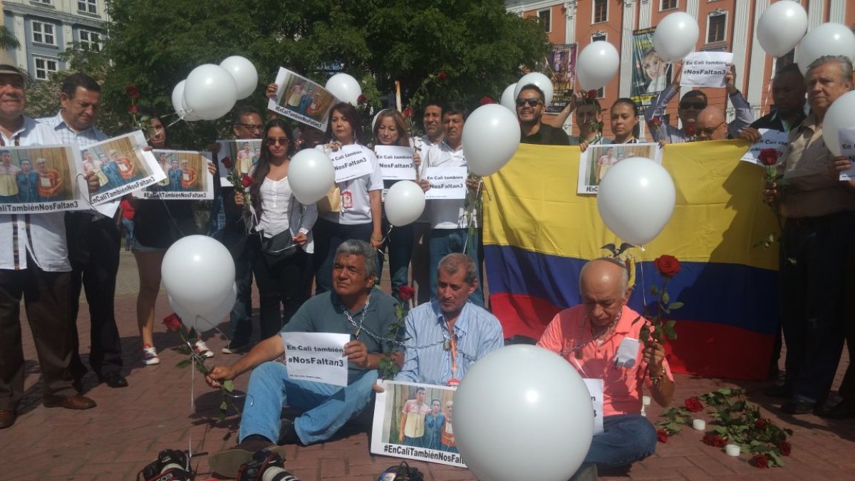 “No podemos quedarnos callados ante los hechos que pasan en la frontera. Este es un acto de solidaridad con los periodistas de Ecuador”, dijo Natalia Cabrera, de Radio Nacional, quien organizó el plantón.