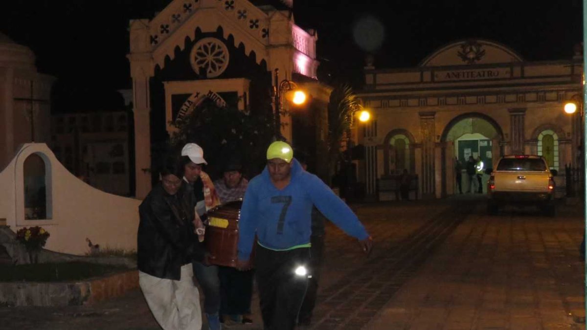 El cuerpo ensangrentado que todavía portaba su mochila llegó hasta la morgue de Riobamba para cumplir con los protocolos de autopsia.