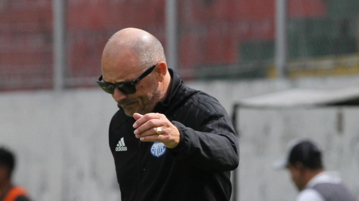 Alfredo Arias no continuará como director técnico de Emelec
