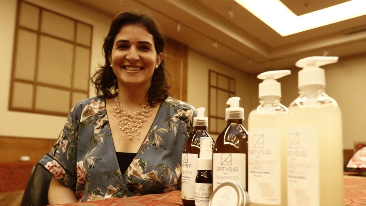 Nassim Smith es la creadora de Artysia, quien lanzó la marca den 2017.