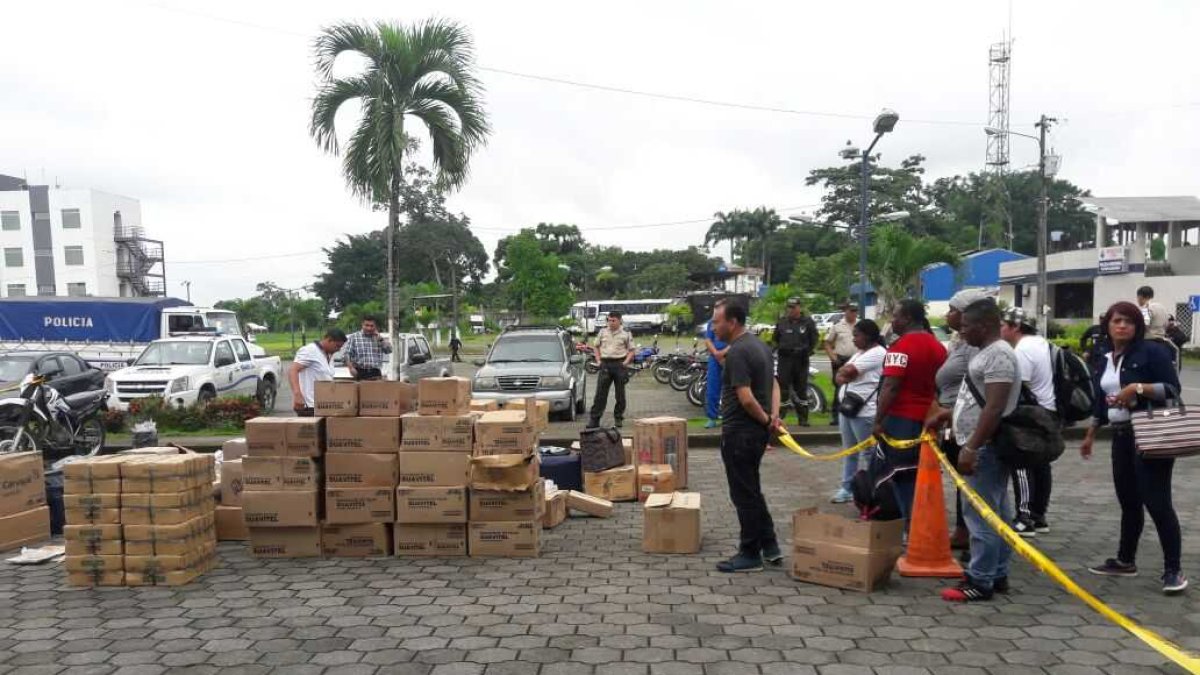 Una mujer mencionó que a uno de sus compañeros de viaje fue detenido; lo maltrataron y ni siquiera era el dueño de la mercadería sino que solo vino a ayudar y acompañarlos.