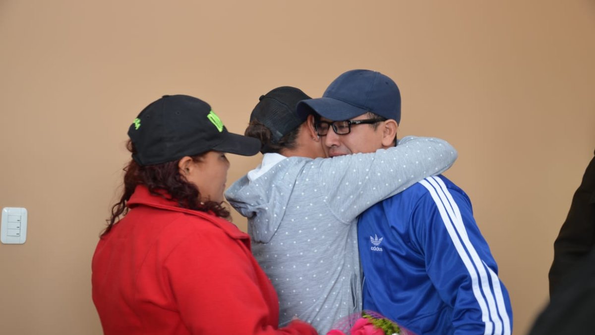 El jefe de la Dinased de la Subzona Pichincha, mayor Carlos Albán, reunió al ciudadano con su madre y hermana, que, con lágrimas en los ojos, lo abrazaron y expresaron su felicidad por el inédito reencuentro.