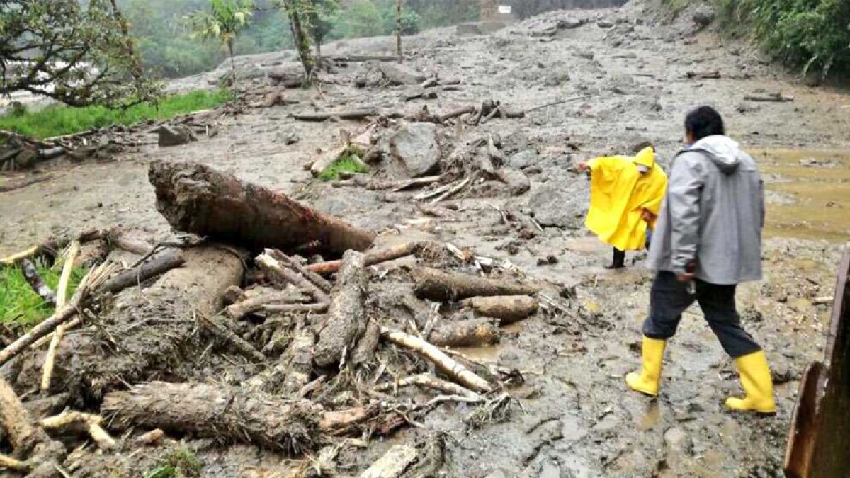 Un deslizamiento de tierra tiene anegados a un aproximado de 26 familias.