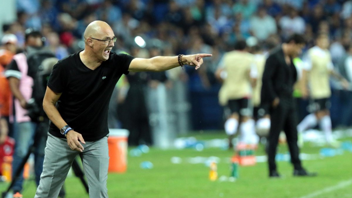 Los ‘pitos’ internos del elenco de Alfredo Arias ponen en duda su continuidad como director técnico.