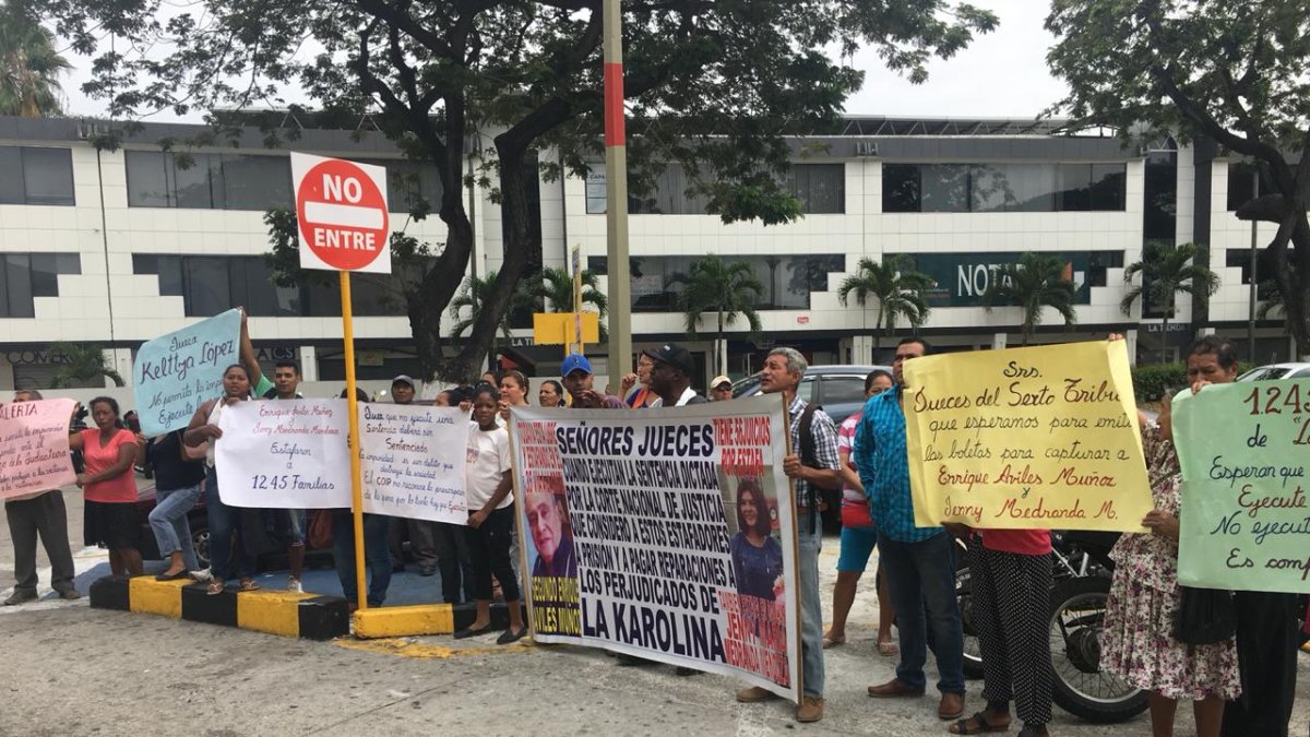 Los moradores se acercaron con pancartas a los alrededores del Albán Borja donde se ubican los juzgados.